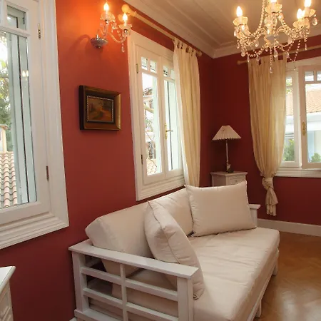 The Aigli בית הארחה